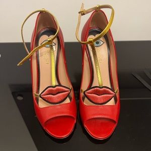 GUCCI Red Leather Molina Lips Embroidered T-strap